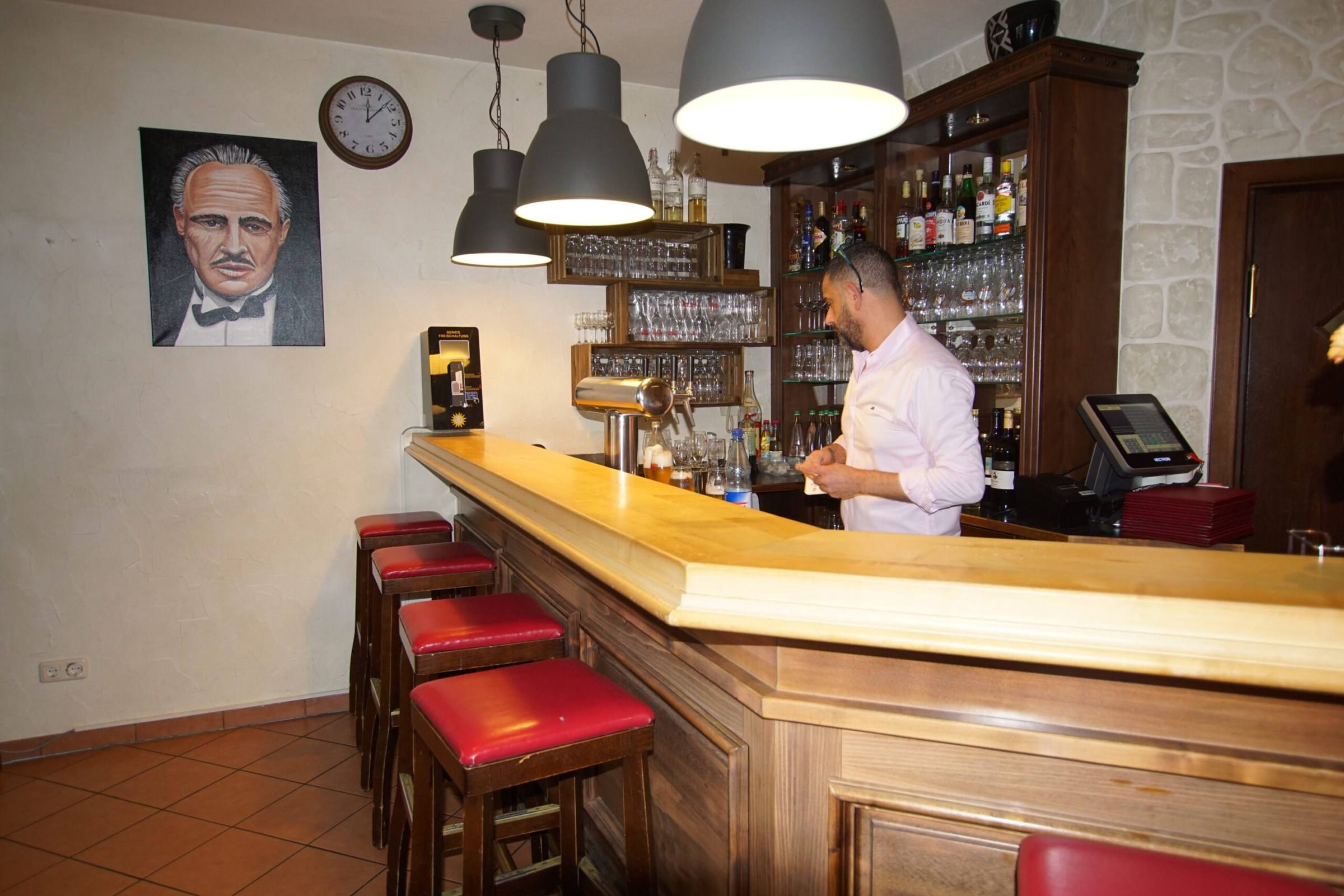 Holztheke mit roten Barhockern im Restaurant Zum Spessartblick