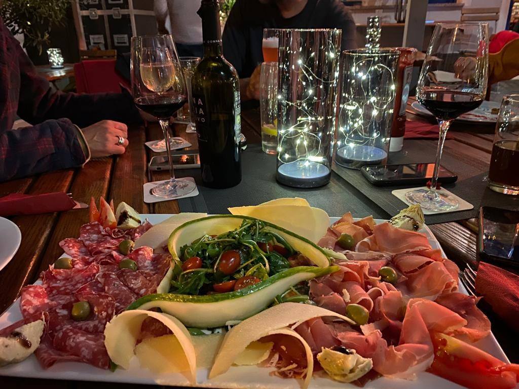 Antipasti-Platte mit Schinken, Salami und Käse