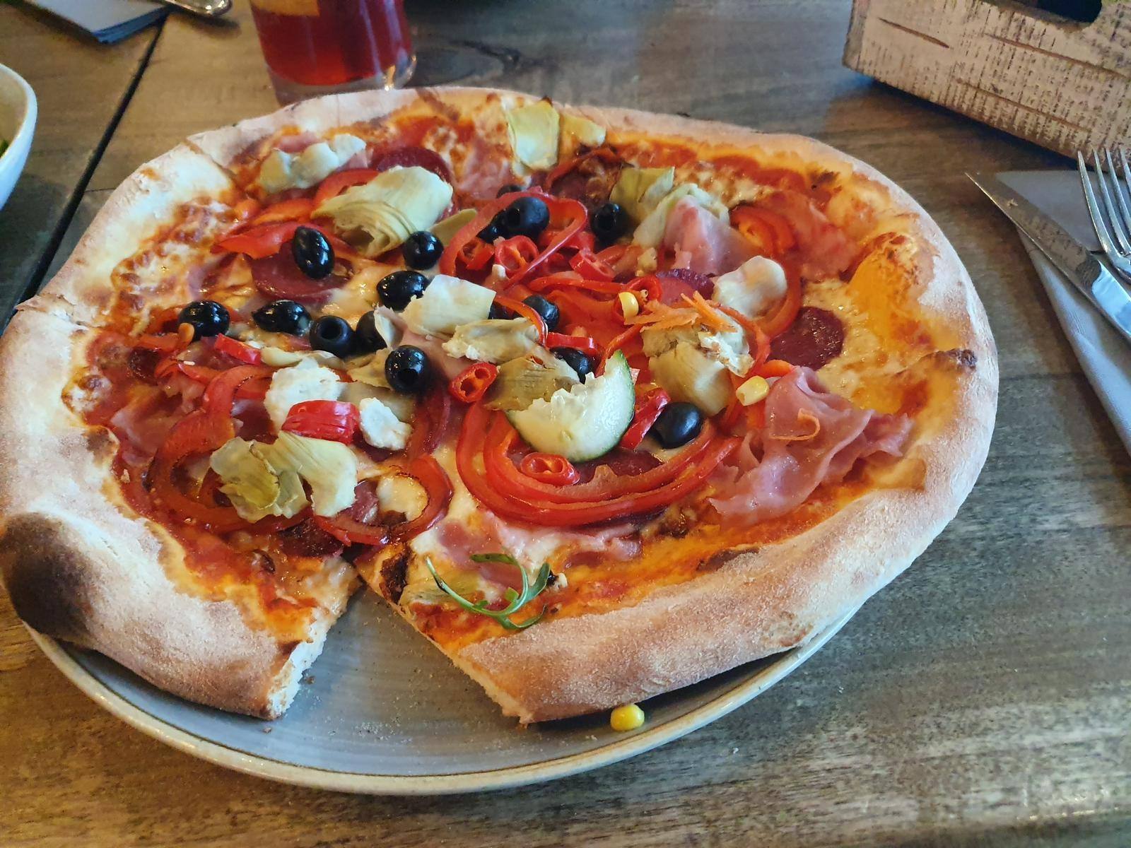 Pizza aus dem Spessartblick mit Schinken, Artischocken, Paprika und Oliven