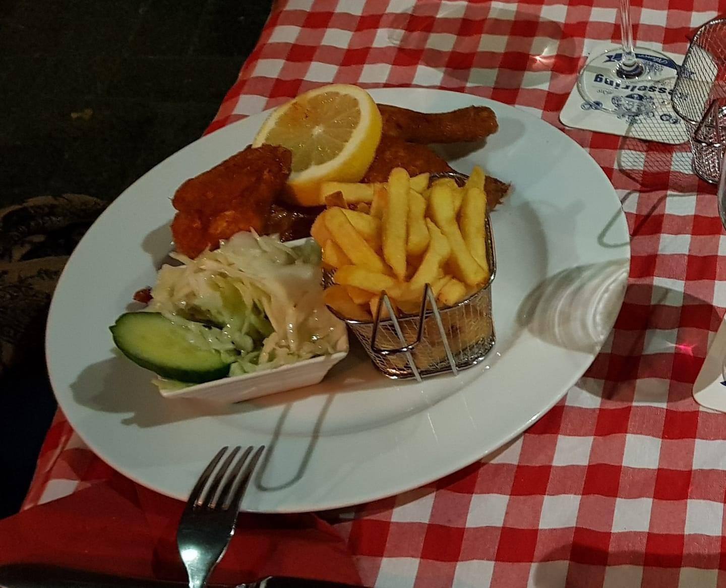 Paniertes Schnitzel mit Zitrone, Pommes frites und Salat