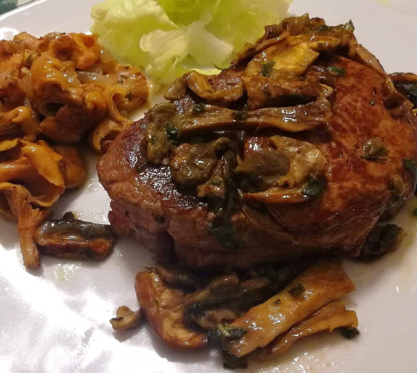 Fleischgericht mit Champignonsoße