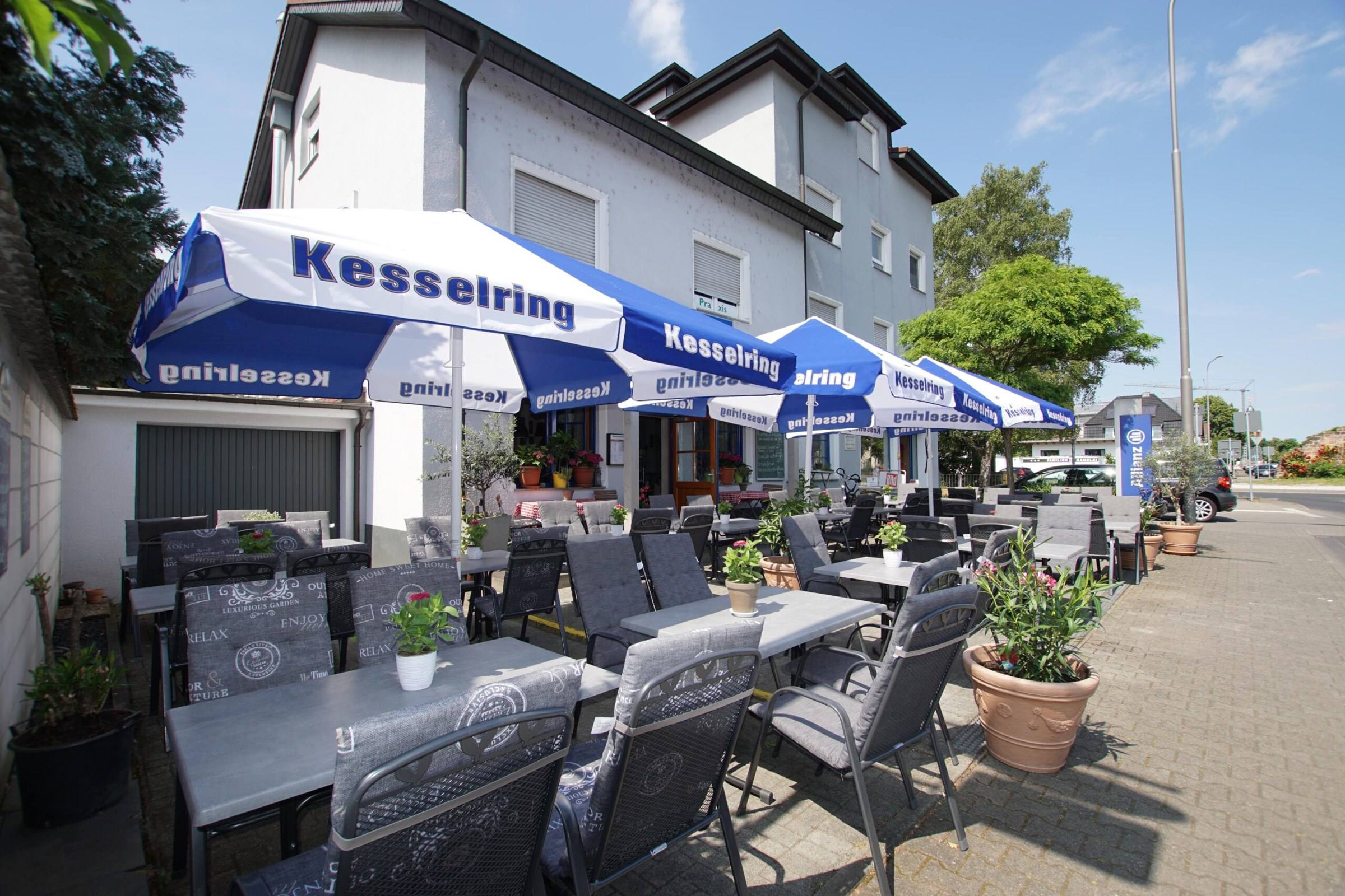 Bewirtete Terrasse vor dem Restaurant an einem sonnigen Tag