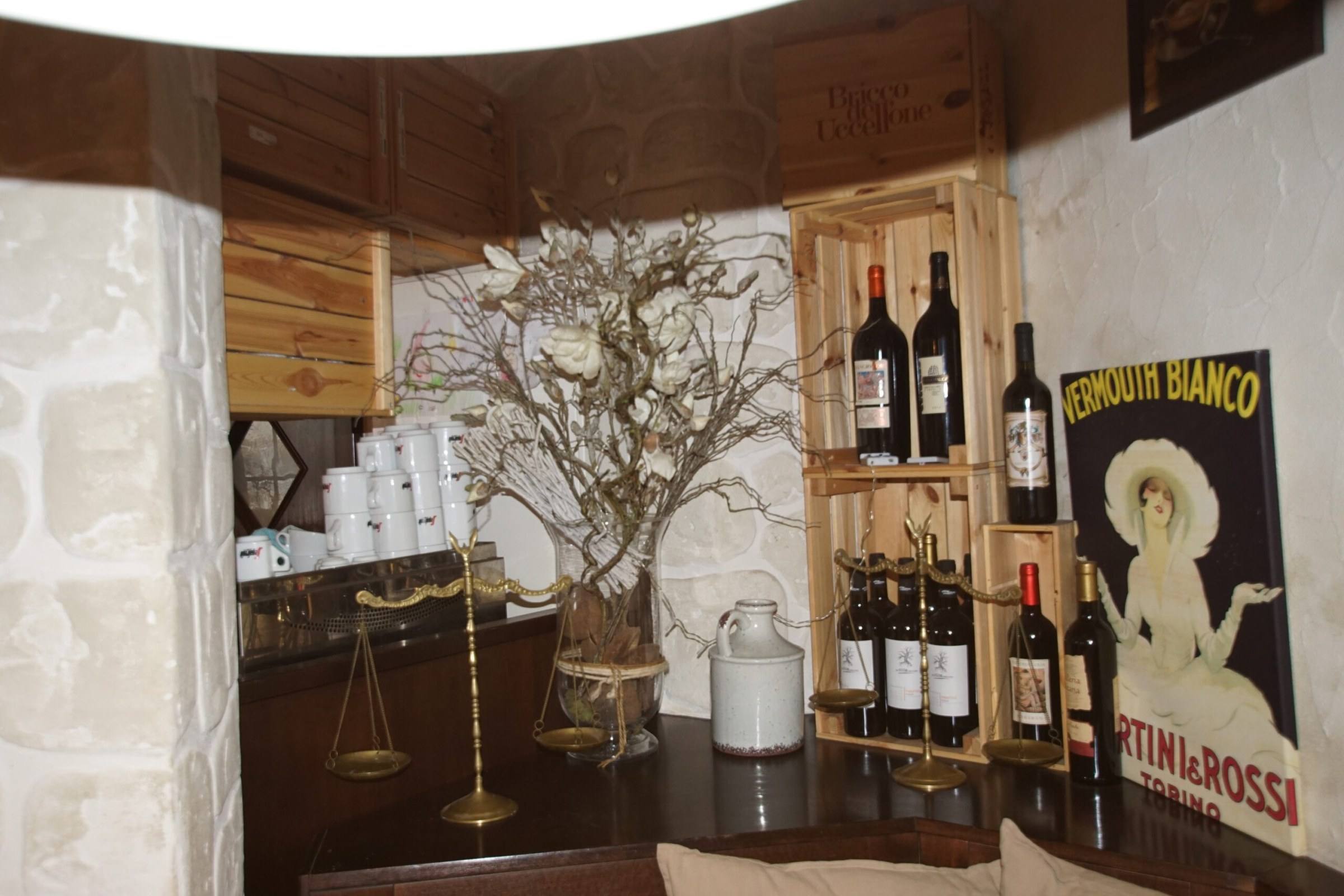Dekoriertes Weinregal mit italienischen Weinen
